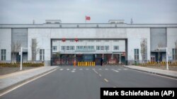A nyugat-kínai Hszincsiang-Ujgur Autonóm Terület Dabancseng városában található Urumcsi 3. számú fogolytábor bejárata 2021. április 23-án