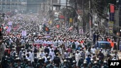 Десетки хиляди протестиращи в Бангладеш обявиха френския президент Еманюел Макрон за "враг на мира"