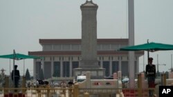  Policajci na Tjenanmen trgu u Pekingu, 4. juna 2024.