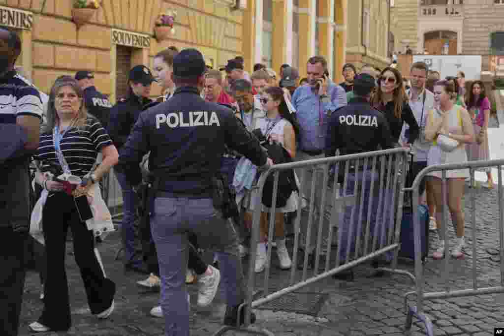 Vatican, 22 aprilie 2025 – poliția italiană monitorizează credincioșii care vor să intre în Piața Sf. Petru.