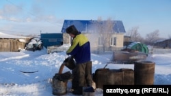 Житель села Айдабол переливает барду. 26 февраля 2021 года.