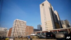 Ova fotografija prikazuje stambenu zgradu navodno pogođenu ukrajinskim dronom koji je oboren, tvrde ruske vlasti, Sapronovo nedaleko od Moskve, 11. marta 2025. godine.