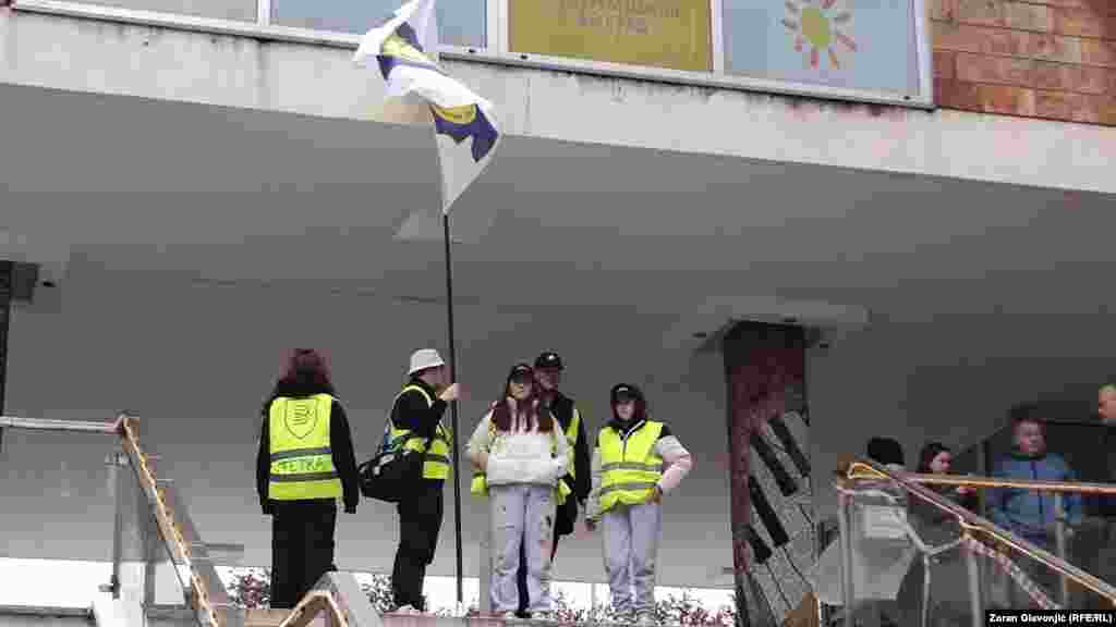 Studenti u blokadi na jednom od ulaza RTS-a. 