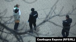Полицаи проверяват минувачи по столичния бул. "Витоша"