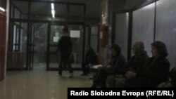 Пациенти чекаат ред за преглед во клиничкиот центар во Скопје