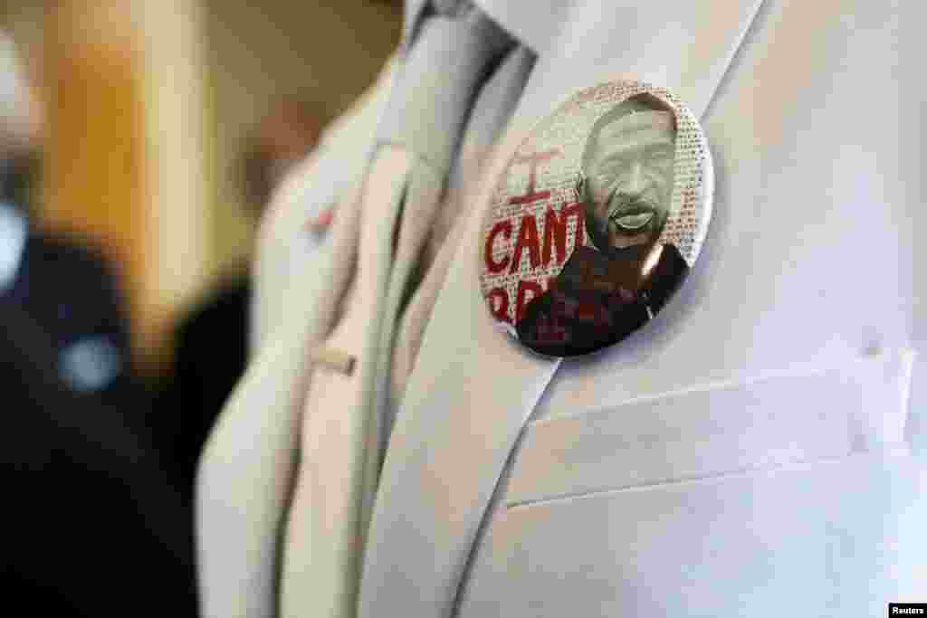 Poruka na bedžu &quot;I can&#39;t breathe&quot; (&quot;Ne mogu disati&quot;), riječi koje je Afroamerikanac George Floyd&nbsp;izgovorio dok mu je policajac Derek Chauvin držao koljeno na vratu, na sakou ožalošćenog tokom sahrane Floydu u crkvi&nbsp;Fountain of Praise (Fontana slave) u&nbsp;Houstonu, Teksas, 9. juni.