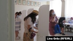 Građani glasaju na biračkom mjestu u glavnom gradu Kišnjevu, 11. juli 2021.