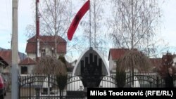 Spomen-obeležje podignuto u čast Ridvana Ćazimija Velikom Trnovcu (arhivska fotografija)