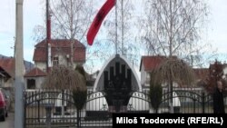 Spomenik na grobu Ridvana Ćazimija, poznatog po nadimku Leši, u Velikom Trnovcu (arhivska fotografija).