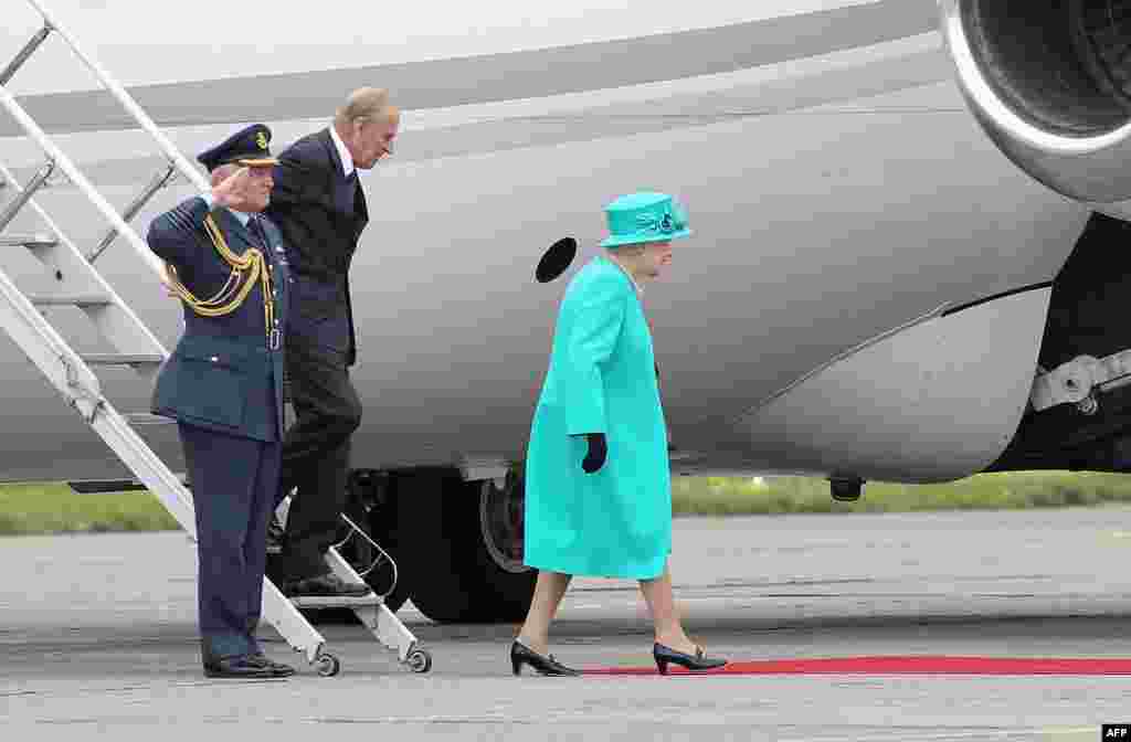 В бирюзовом. Вместе с принцем Филиппом прибыла в Дублин. 17 мая 2011 года. 