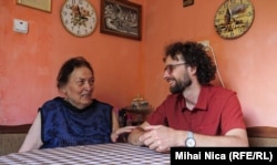 Bogdan Micu împreună cu bunica sa, Ileana Micu, în apartamentul acesteia din Brașov.