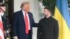 Președintele ucrainean Volodimir Zelenski, întâmpinat de președintele american Donald Trump la Casa Albă, 18 august 2025.
