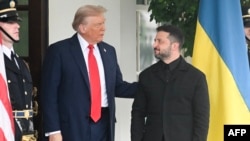 Președintele ucrainean Volodimir Zelenski, întâmpinat de președintele american Donald Trump la Casa Albă, 18 august 2025.