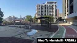 Детская площадка, где соседи обнаружили тела мужа, жены и их ребёнка. 4 октября 2025 года