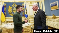 უკრაინის პრეზიდენტი ვოლოდიმირ ზელენსკი 20 თებერვალს კიევში შეხვდა აშშ-ის პრეზიდენტის სპეციალურ წარმომადგენელს, კით კელოგს (მარჯვნივ) 