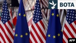 Flamuj të BE-së dhe SHBA-së.