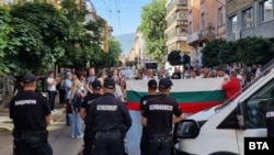 Жандармерия препречва пътя на протестиращи към сградата на Европейската комисия на ул. "Георги Раковски" в София, 26 юни 2025 г.