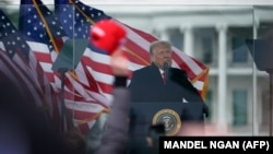 Тръмп говори пред свои симпатизанти във Вашингтон на 6 януари 2021. Тази реч съдържа неверни твърдения за "откраднати" избори и призиви към събралите се хора да се вдигнат на бунт.