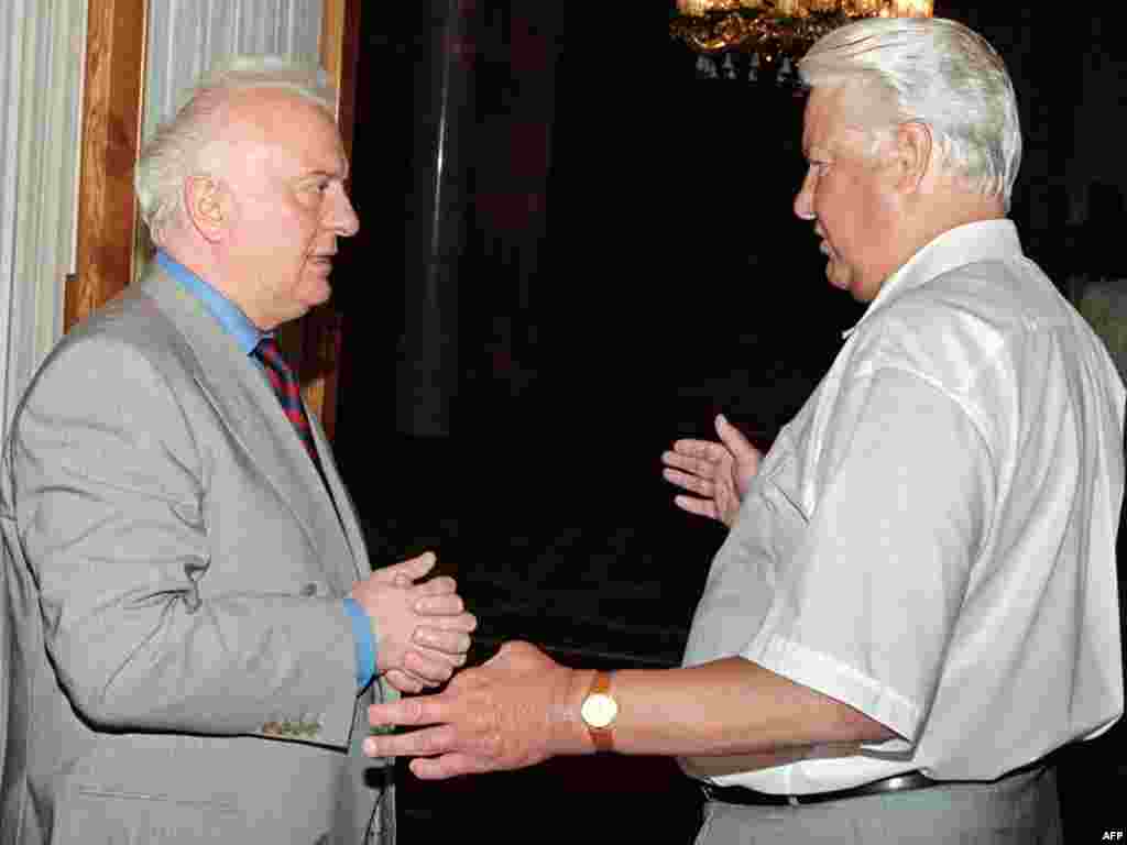 Gruzijski predsjednik Eduard Ševernadze u posjeti Borisu Jeljcinu, predsjedniku Rusije u njegovoj ljetnjoj rezidenciji na Crnom moru u Sočiju 1994.