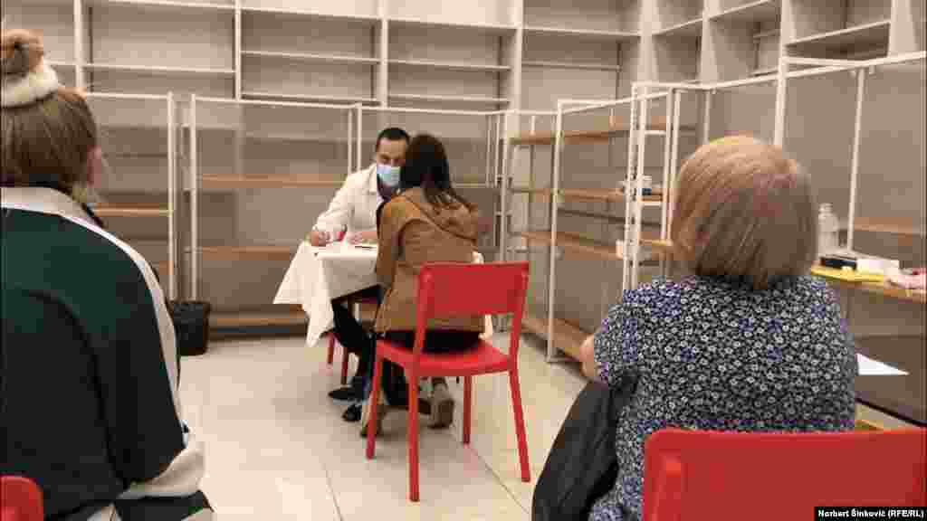 Jedni čekaju na razgovor sa lekarom dok drugi odgovaraju na pitanja o trenutnom zdravstvenom stanju.&nbsp;