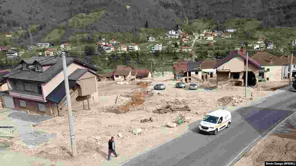 Pogled sa željezničkog nadvožnjaka na donji dio naselja. 