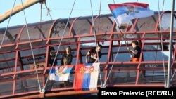 Protestë me flamuj serbë në Mal të Zi. Protestuesit kanë kundërshtuar së voni largimin e mundshëm të ministrit të Drejtësisë, i cili ka refuzuar ta cilësojë Masakrën e Srebrenicës si gjenocid.