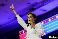 Jurnalista devenită politiciană republicană, Kari Lake, la o reuniune a conservatorilor din SUA, în septembrie 2024, pe când candida la o funcție de senatoare. Lake se prezintă astăzi drept consilieră principală a directorului interimar al USAGM, cu atribuții delegate de acesta.