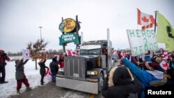 Демонстрациите преминаха мирно, но местните власти изразиха притеснения, че протестите са привлекли привърженици на крайнодесни и расистки идеологии.