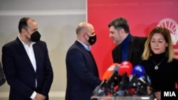 Вицепремиерот Фатмир Битиќи, премиерот Димитар Ковачевски и лидерот на ССМ Дарко Димовски на прес-конференција по покачувањето на минималната плата на 18.000 денари 