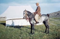 Мъж от кашкайско племе позира пред палатка в провинция Фарс.