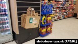 Граѓаните, трговците и производителите меѓу пластичните и хартиените ќеси