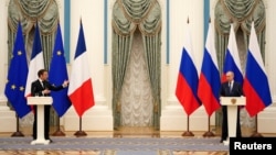 Ruski predsjednik Vladimir Putin i francuski predsjednik Emmanuel Macron tokom zajedničke konferencije za medije u Moskvi 7. februara