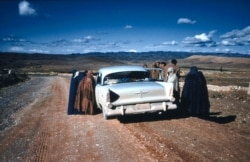 Семейство прави почивка по време на пътуване в източната част на Иран край границата с Афтанистан.