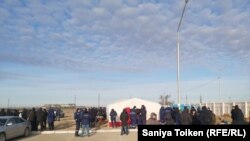 A mangisztaui atomerőmű sztrájkoló dolgozói Aktauban 2022. február 8-án