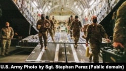 Cei 2.000 de soldați care suplimentează forțele americane din Europa sunt dislocați de la Baza Forțelor Terestre ale SUA Fort Bragg din Carolina de Nord.