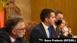 Predsjednik Skupštine Aleksa Bečić (u sredini) na sjednici na kojoj se raspravljalo o njegovoj smjeni, Podgorica, 7. februar 2022.