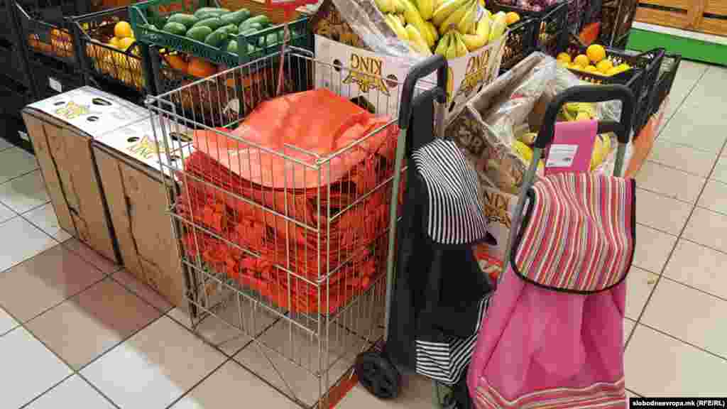 Многу лесните пластични кеси за носење на стоки се целосно забранети. Тоа се кесите чијашто дебелина е пониска од 15 микрони, односноцоние кои се користеа за пакување/размерување на овошје и зеленчук на пример