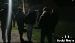 Snimak ekrana sa Fejsbuk videa gde se članovi Levijatana suočavaju s čovekom kojeg optužuju za organizovanje borbi pasa.