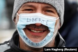 Dezinformarea și comunicarea deficientă a autorităților din timpul pandemiei Covid-19 a dus la mult scepticism cu privire la vaccinuri și la măsurile de protecție.