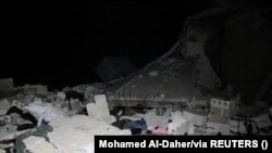 Отпадоци и урнатини се гледаат како последица на антитерористичка мисија спроведена од силите за специјални операции на САД во Атмех, Сирија, 3 февруари 2022 година. 