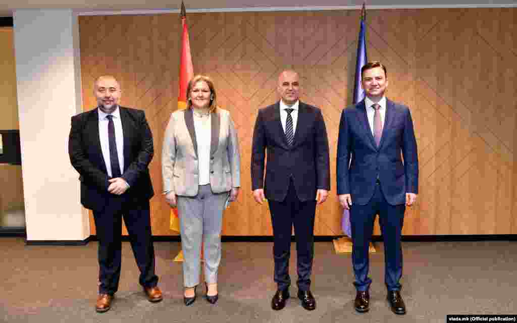 Амбасадорот во НАТО Дане Талески, Министерката за одбрана Славјанка Петровска, премиерот Димитар Ковачевски и министерот за надворешни работи Бујар Османи во Брисел