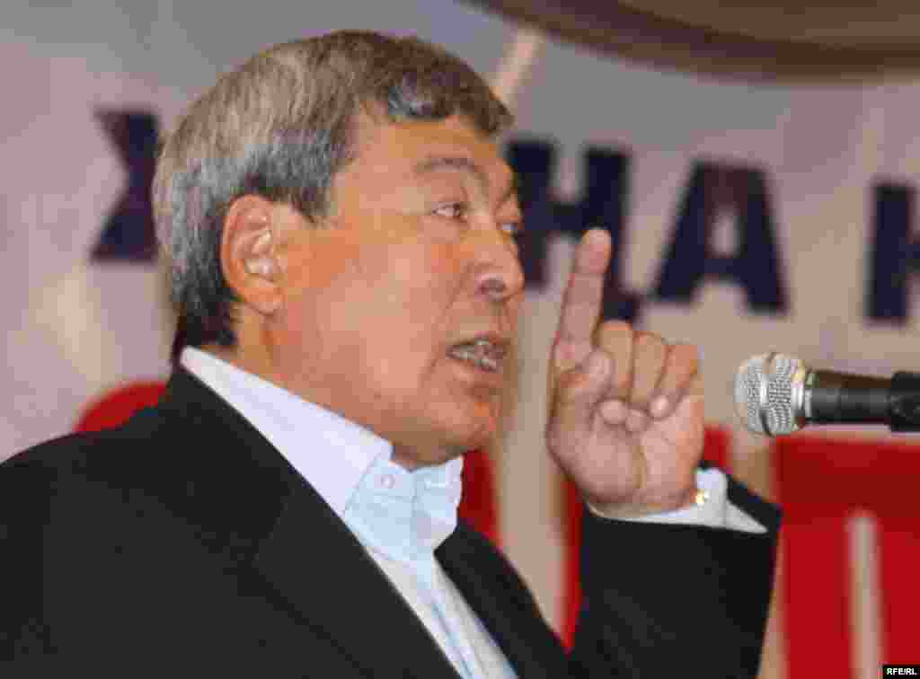 Тохтар Аубакиров выступает на партийном съезде ОСДП и "Азата". Алматы, 24 октября 2009 года.  