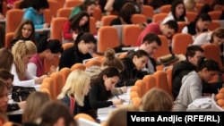 Godinama je aktualna polemika da se znanje stiče na javnim, do diplome lakše dolazi na privatnim. 