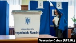 Cetățenii români din R. Moldova votând în secțiile deschise în Chișinău pentru alegerile prezindențiale din România - 2 mai, 2025.