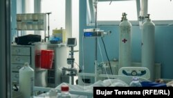 Boce sa kiseonikom u sobi pacijenta sa COVID-om 19 na Infektivnoj klinici, Priština (26. avgust 2021.)