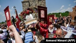 Građani okupljeni na obležavanju Vidovdana kod spomenika učesnicima Kosovske bitke iz 1389. na Gazimestanu, podižu ikone i crkvena obeležja tokom obelžavanja ovog praznika Srpske pravoslavne crkve 28. juna 2021.