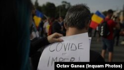 Slogan la un protest din vară al celor care nu cred că există coronavirus