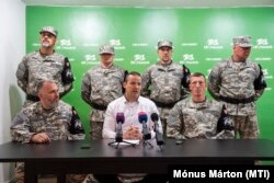 Toroczkai László mutatja be pártja új hagyományőrző szervezetét, a Nemzeti Légiót, 2019. május 14-én. Toroczkai László Facebook fiókját azóta törölte a cég, a pártvezető szerint indokolatlanul, ezért átment a Facebook orosz másolatára, a VKontakte-ra.