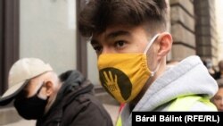 Ritka kivétel: az elégedetlenség politikai aktivitással is társul. A Színház- és Filmművészeti Egyetem irányításának átszervezése ellen tiltakozó fiatal Budapesten, 2020. október 19-én