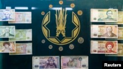 Купюры и монеты тенге в музее Национального банка Казахстана. 